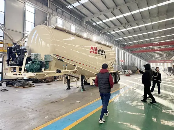 Benvenuti clienti Kazakhstani per visitare il seminario semi rimorchio di serbatoio di cemento sfuso
