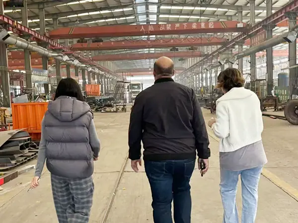 Benvenuti clienti algerini per visitare il seminario semi rimorchio a basso piatto