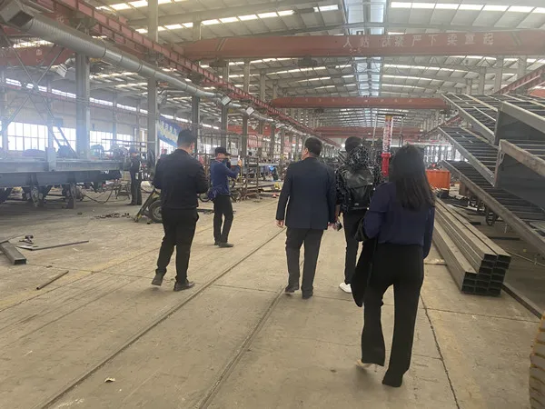Acquisti di clienti maliani utilizzati da camion di cassonetti per aumentare l'efficienza del trasporto di costruzione