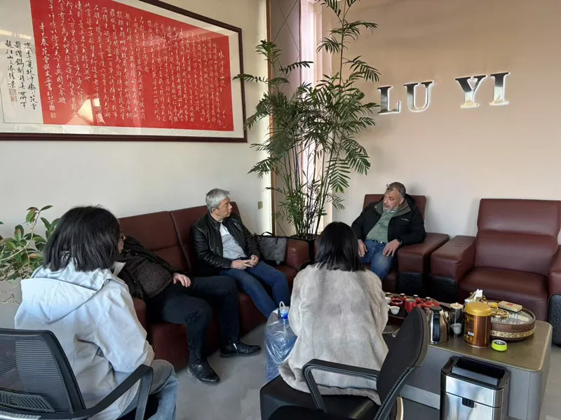 I clienti dell'Arabia Saudita visitano Luyiauto Factory e firmano un ordine per 25 rimorchi a basso consumo a cinque assi!