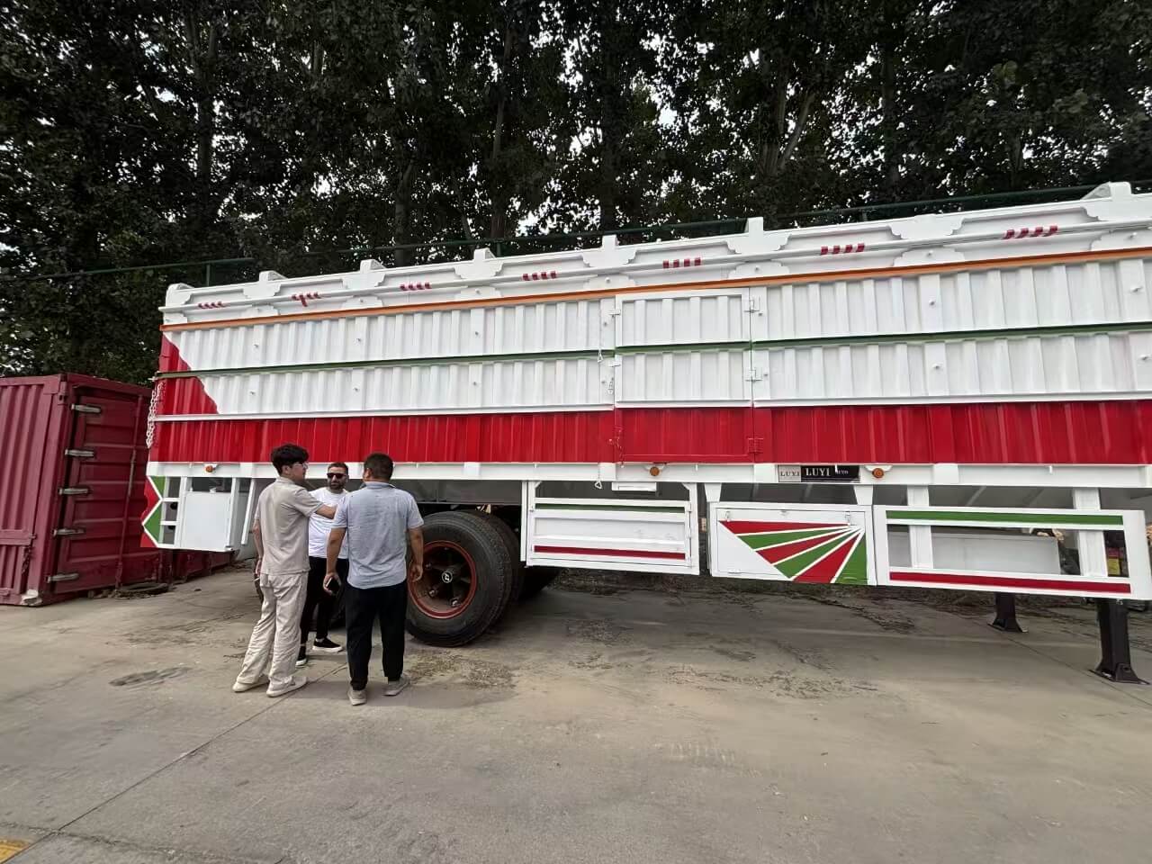 I clienti sudanesi hanno visitato Lu Yi Company per acquistare veicoli a sospensione laterale per 2 assi