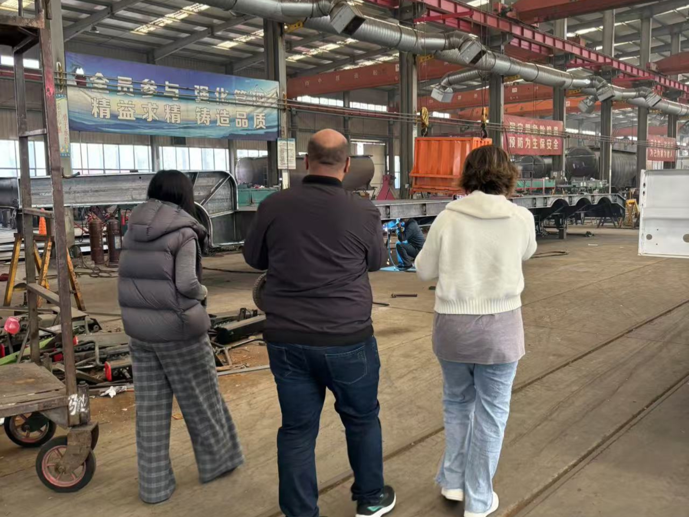 I clienti dell'Algeria hanno visitato la fabbrica di Luyi e hanno acquistato un rimorchio semi piatto a tre assi.