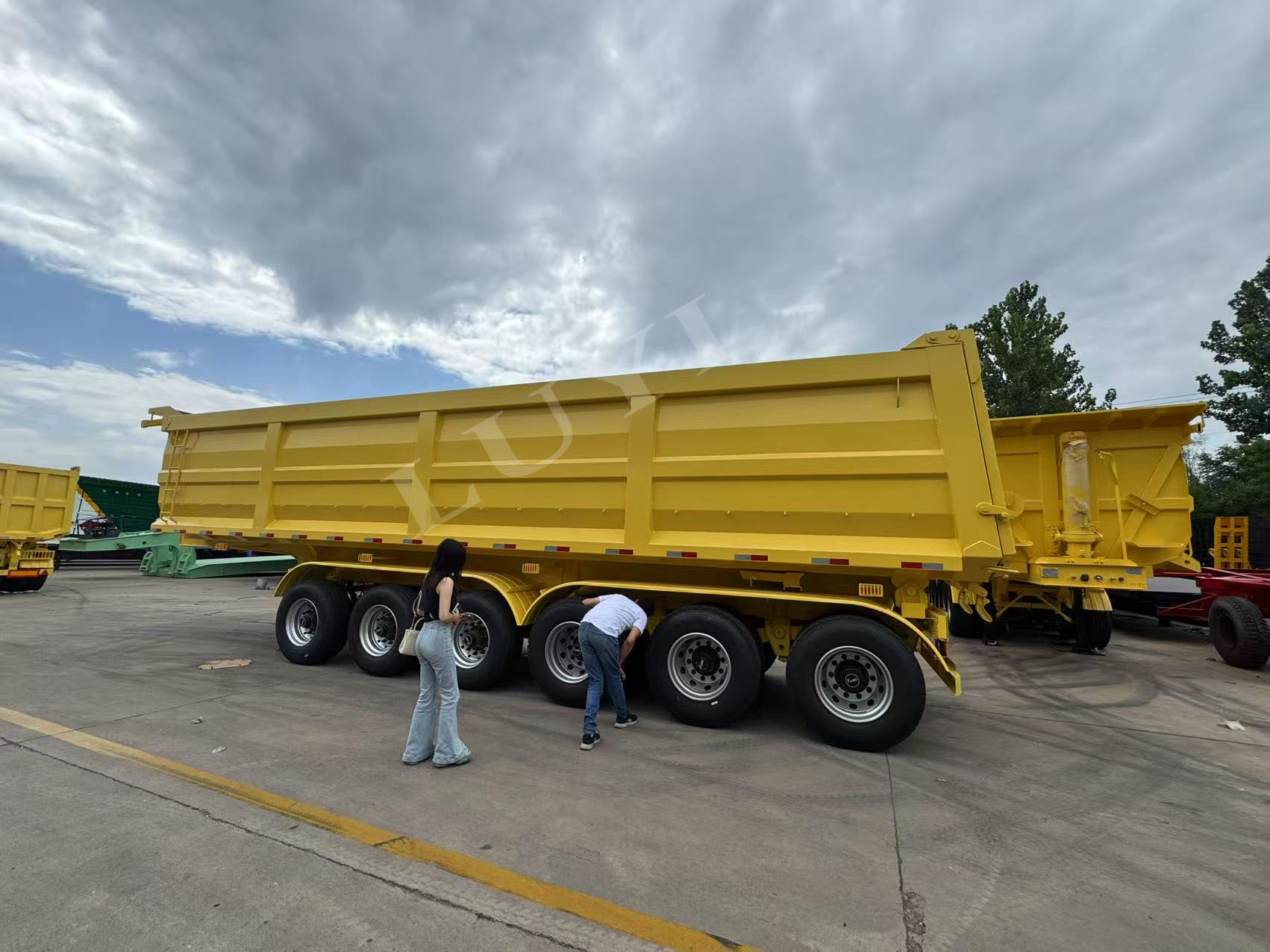 I clienti sauditi effettuano l'ispezione in loco di autocisterne di cemento da 30 metri cubi e raggiungono in modo efficiente un ordine di cooperazione