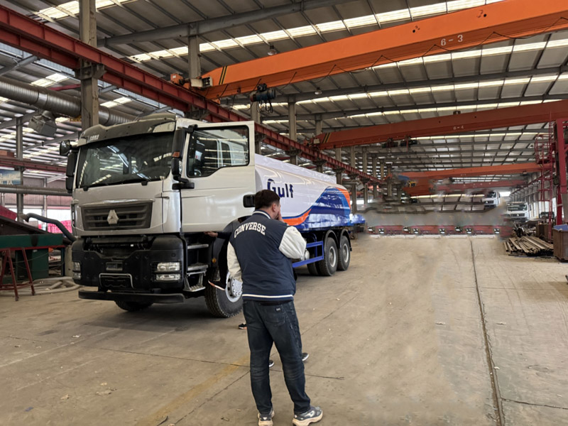 La fabbrica Luyi accoglie i clienti kirghisi. Dopo un'ispezione in loco, l'acquisto dell'autocisterna per l'olio è stato completato con successo