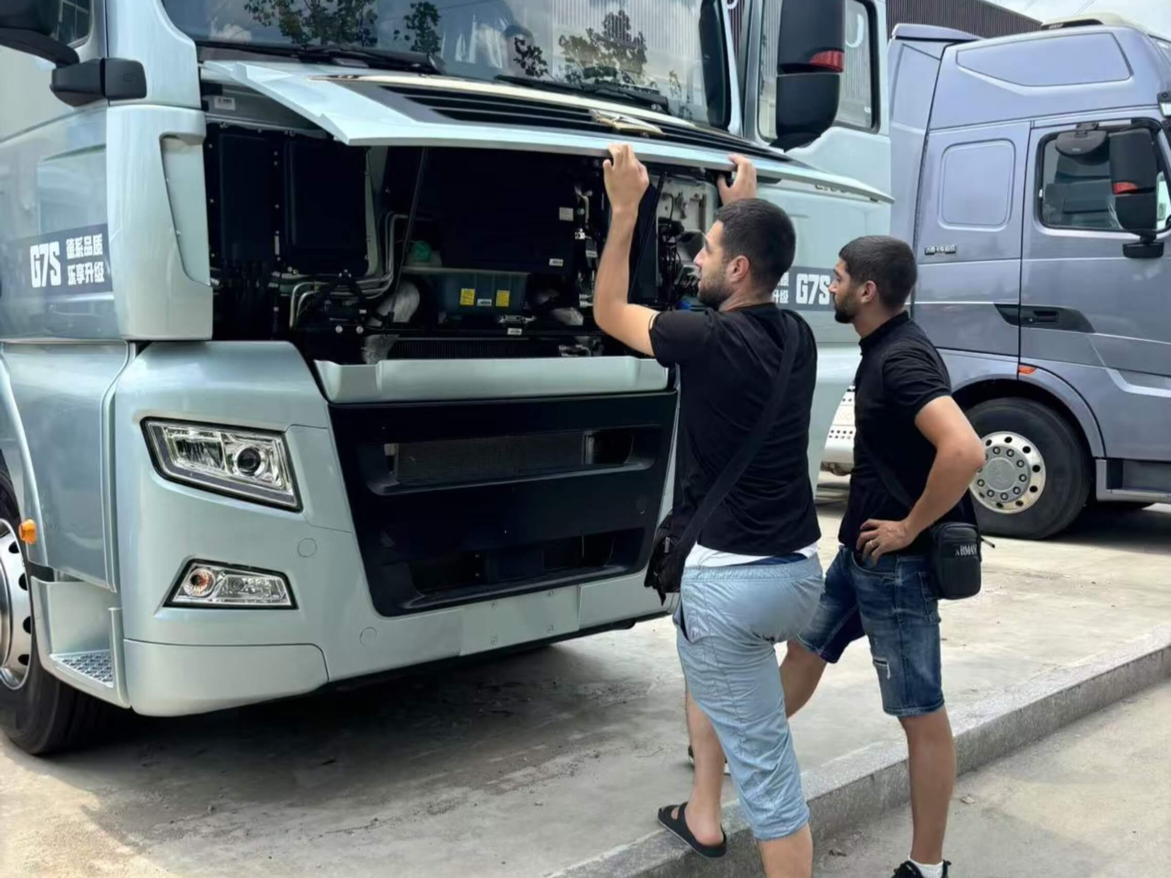 I clienti dell'Uzbekistan visitano la fabbrica di Luyi, hanno scambi approfonditi e raggiungono un consenso sulla cooperazione