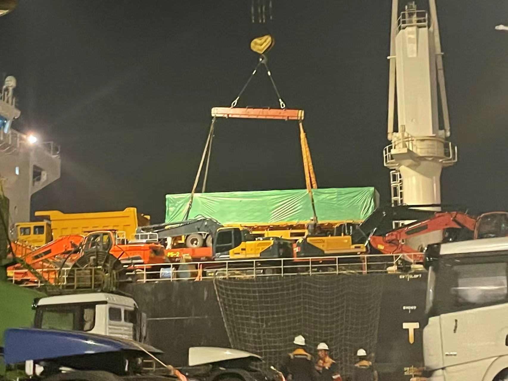 Salpa per il Ghana! Tre semirimorchi piatti di LuYi caricati con successo sulla nave