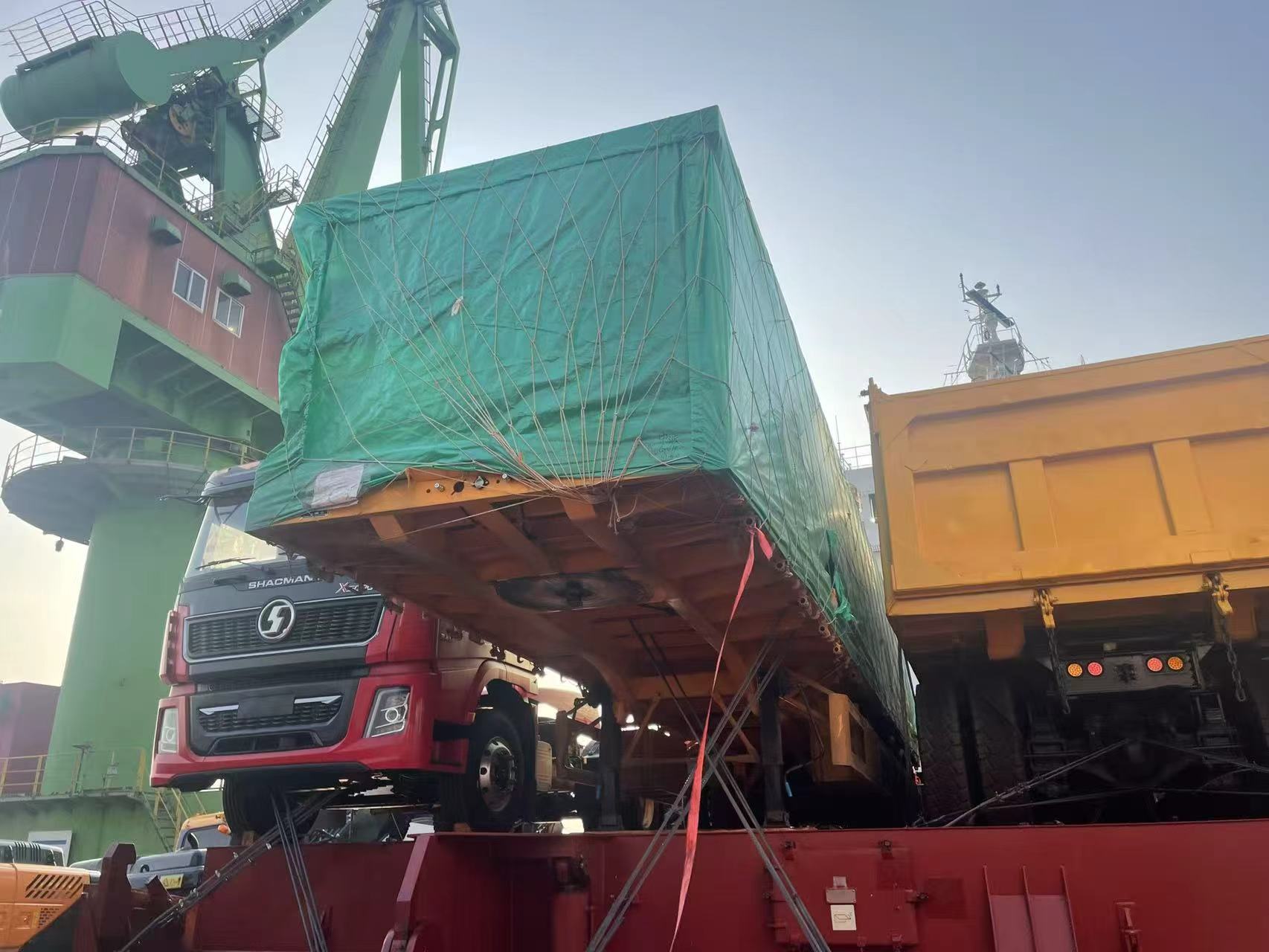 Nuovo ordine di trasporto transfrontaliero! Il semirimorchio a pianale Luyi a 3 assi da 4 piedi salpa per il Kazakistan