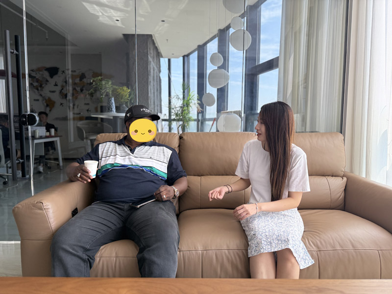 I clienti del Kirghizistan visitano lo stabilimento di Lu Yi e firmano con successo un contratto per semirimorchi pianali a quattro assi