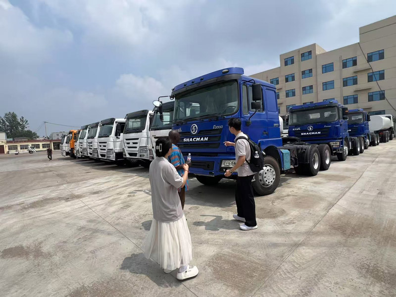 La fabbrica Luyi accoglie i clienti dell'Uzbekistan, aprendo un nuovo capitolo negli scambi internazionali