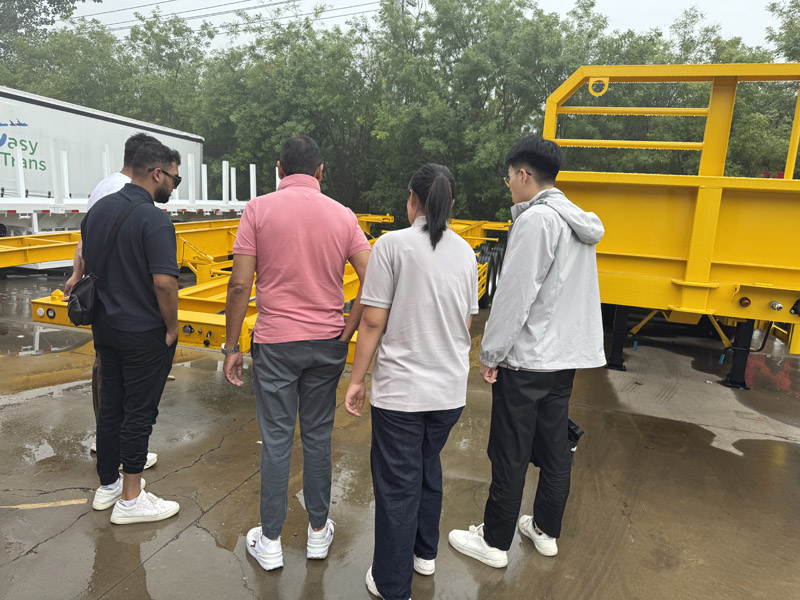 La fabbrica di Luyi riceve commercianti sudafricani, i semirimorchi a pianale attirano intenzioni di cooperazione