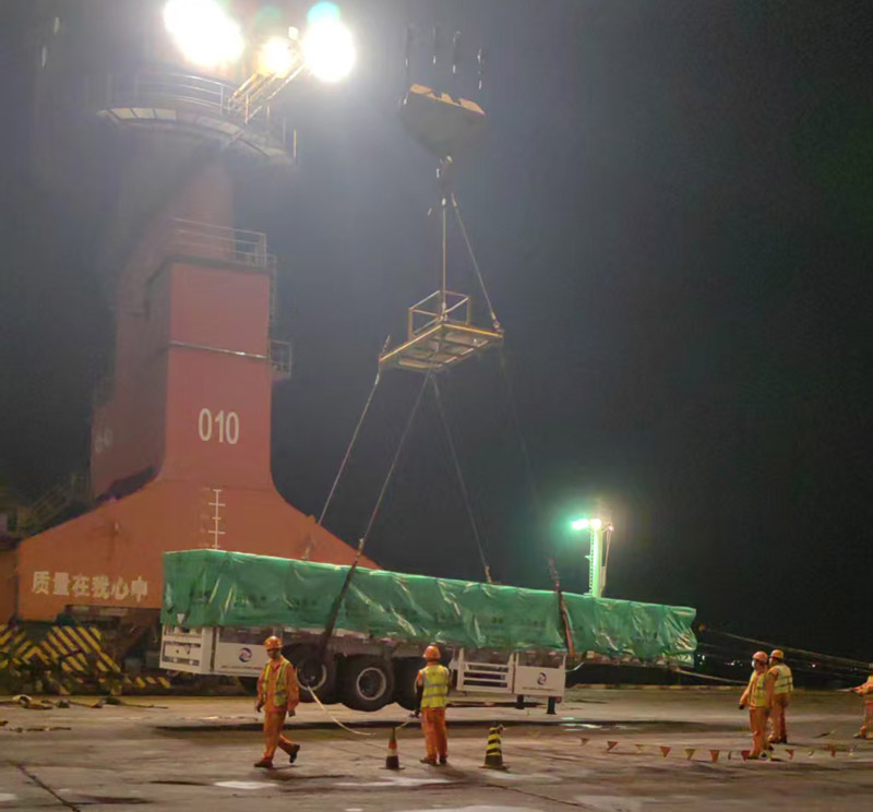 Un lotto di semirimorchi pianali a tre assi Luyi è partito e è stato spedito con successo sul mercato dell'Oman