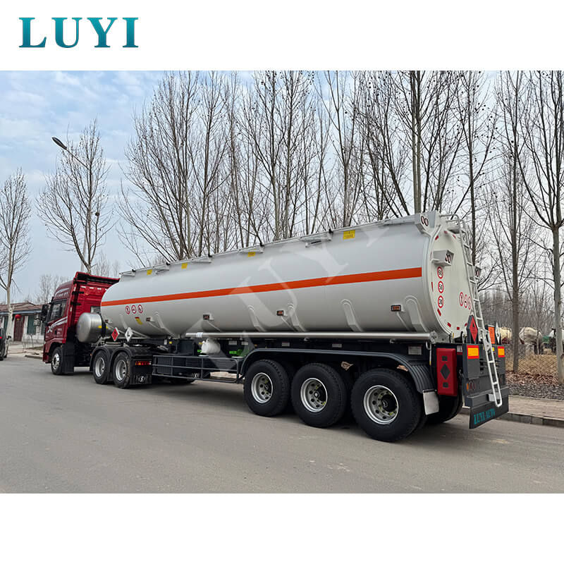 Semirimorchio Luyi a 3 assi con cisterna per olio da 3000 litri spedito in Senegal, aiutando il trasporto locale di energia