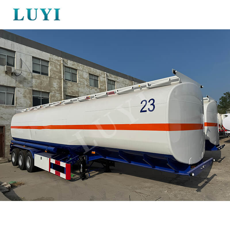 Semirimorchio a 3 assi con cisterna per olio da 45.000 litri e 5 scomparti