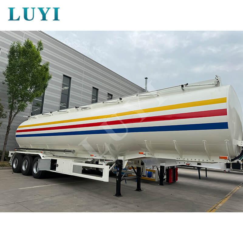 Semirimorchio con serbatoio dell'olio a 3 assi da 50.000 litri e 7 scomparti