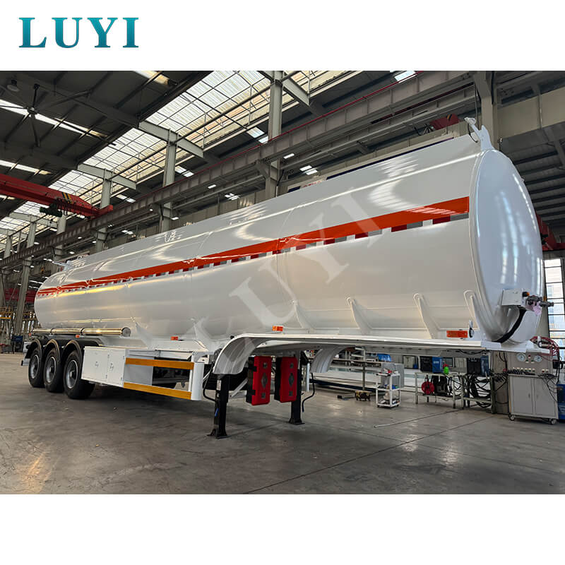 Semirimorchio con serbatoio dell'olio in acciaio al carbonio a 3 assi da 60 tonnellate e 45.000 litri Semirimorchio con serbatoio dell'olio in acciaio al carbonio a 3 assi da 60 tonnellate e 45.000 litri