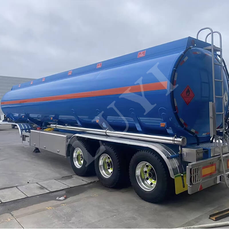 Semirimorchio con serbatoio dell'olio da 40.000 litri a 3 assi e 7 scomparti