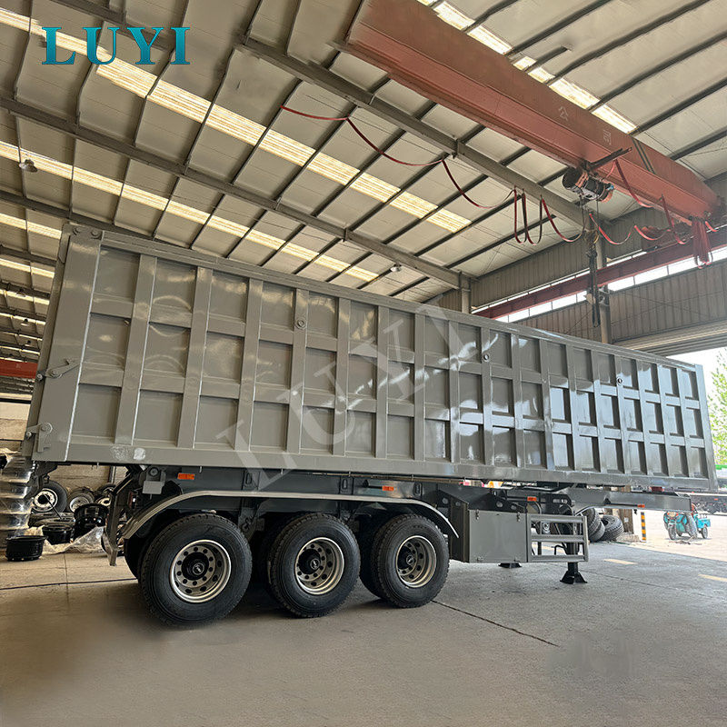 Semirimorchio ribaltabile posteriore a 3 assi (rimorchio con scarico finale) per il trasporto di materiali sfusi