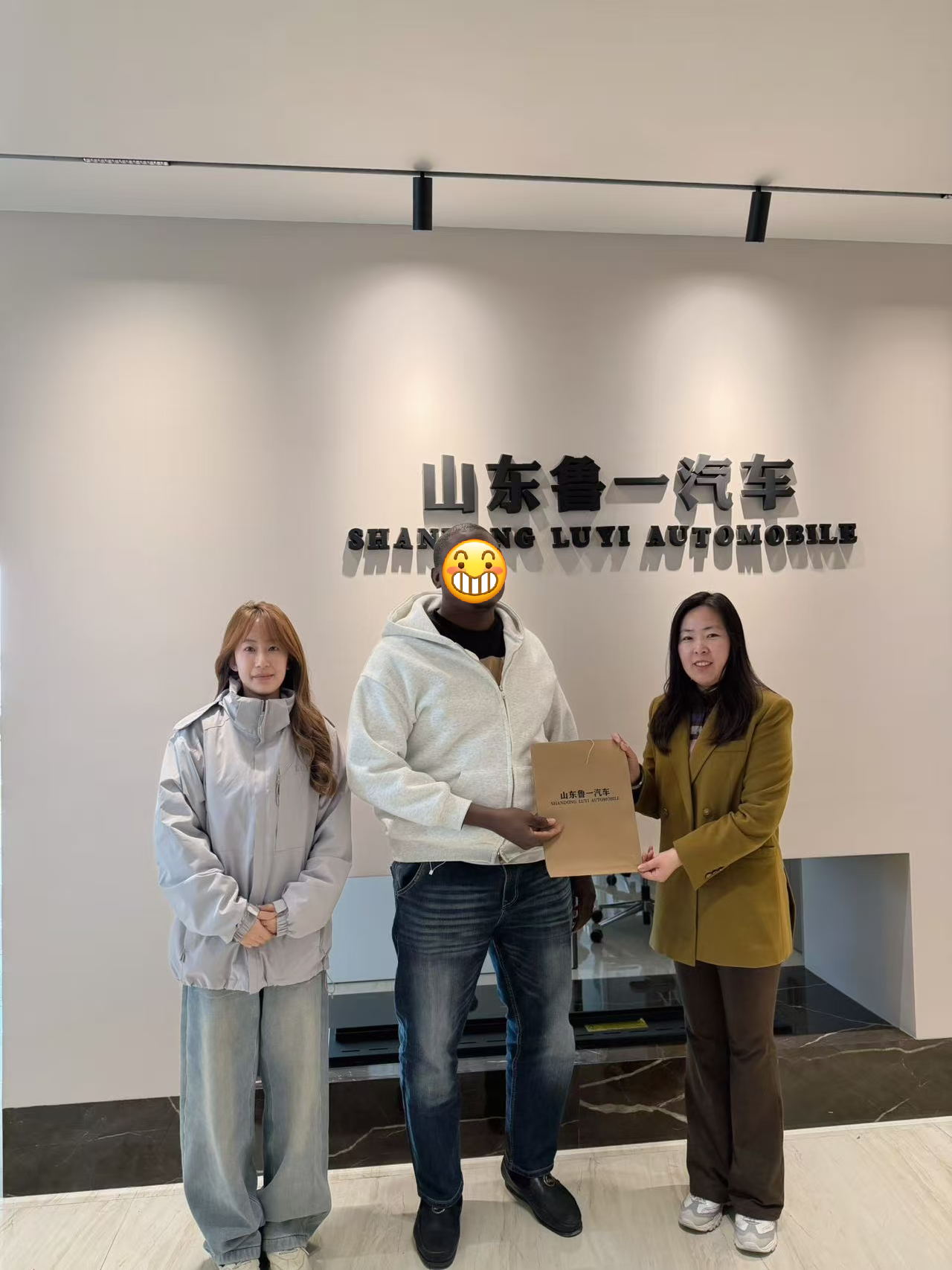 Dalla visita in fabbrica alla conferma dell'ordine: come Luyi Auto ha conquistato la fiducia di un cliente ivoriano per 4 autocarri con cassone ribaltabile per carichi pesanti