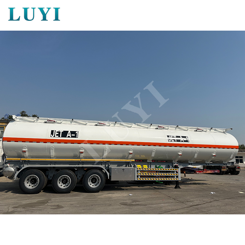 Come una società di costruzioni keniota ha migliorato la fornitura di carburante in siti remoti con i rimorchi cisterna per carburante Luyi a 3 assi da 12.000 litri Come una società di costruzioni keniota ha migliorato la fornitura di carburante in siti remoti con i rimorchi cisterna per carburante Luyi a 3 assi da 12.000 litri