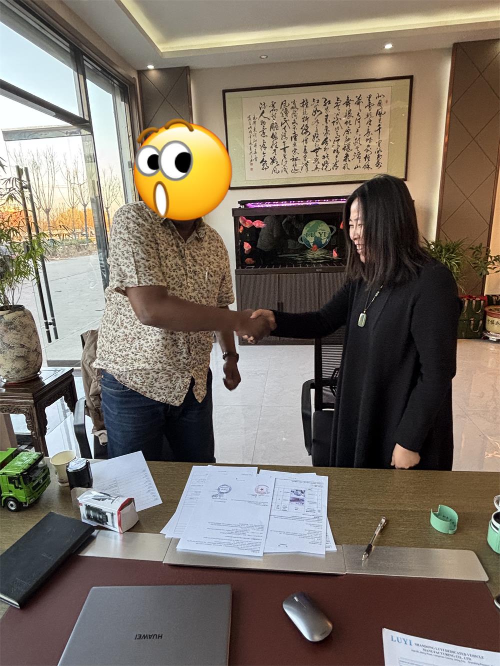 Come un'azienda saudita di trasporti pesanti ha scelto Luyi Auto per 3 rimorchi ribassati personalizzati dopo una visita in fabbrica