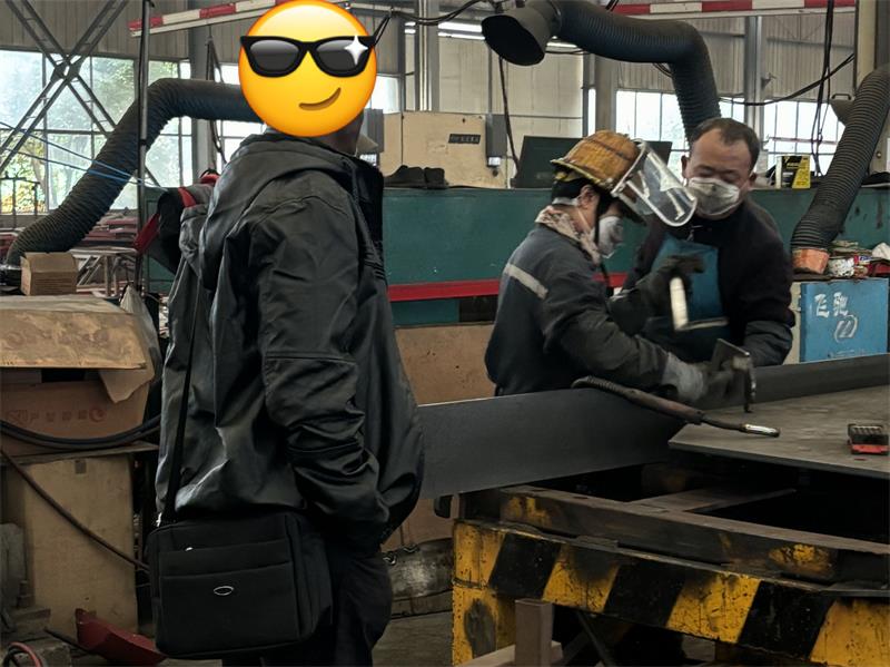 In che modo LUYI ha aiutato un cliente logistico delle Comore a migliorare la flessibilità del carico con 3 semirimorchi a sponde laterali a tre assi