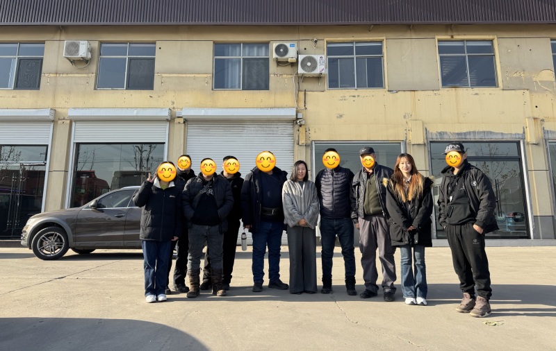 In che modo LUYI ha aiutato un gruppo logistico del Kazakistan a migliorare il trasporto merci transfrontaliero con 5 rimorchi con sponde laterali personalizzate