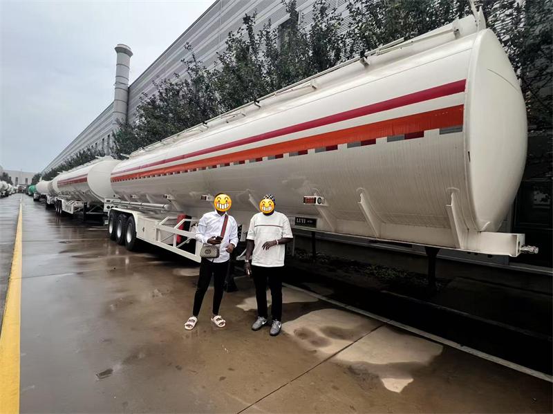 In che modo LUYI ha aiutato un cliente del Mozambico nel settore della logistica dei carburanti a migliorare la consegna regionale sicura con 2 semirimorchi cisterna personalizzati In che modo LUYI ha aiutato un cliente del Mozambico nel settore della logistica dei carburanti a migliorare la consegna regionale sicura con 2 semirimorchi cisterna personalizzati