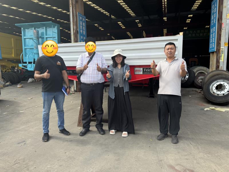 Un cliente della logistica del Kazakistan visita Luyi Auto e ordina 3 semirimorchi personalizzati a 2 assi con sponde laterali Un cliente della logistica del Kazakistan visita Luyi Auto e ordina 3 semirimorchi personalizzati a 2 assi con sponde laterali