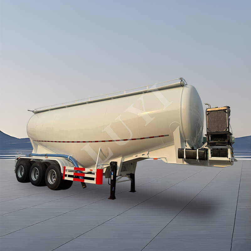 Semirimorchio con cisterna per polveri a tre assi da 30 tonnellate Semirimorchio con cisterna per polveri a tre assi da 30 tonnellate